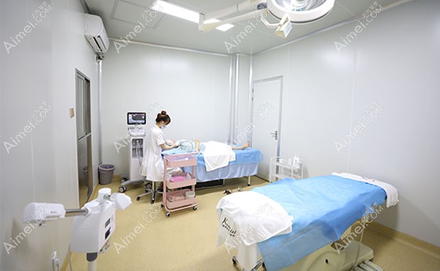 金华亚美综合门诊部皮肤美容诊疗室