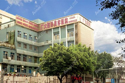 下颌角高低不对称不做手术能改善不，填充脂肪能解决不?