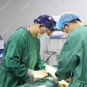 孔主任做手术中 孔主任做手术中