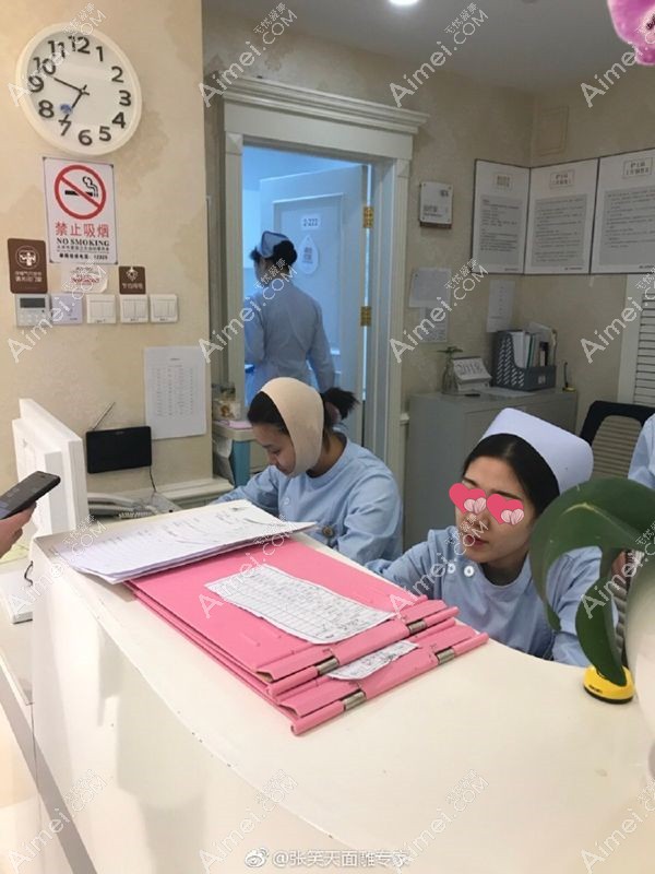 北京圣嘉新护士站护士做完下颌角手术2个月带头套上班图.jpg 北京圣嘉新护士站护士做完下颌角手术2个月带头套上班图.jpg
