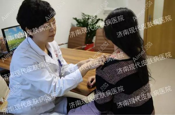 济南现代皮肤病医院李娅主任为我做疤痕疙瘩检查.jpg 济南现代皮肤病医院李娅主任为我做疤痕疙瘩检查.jpg