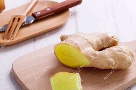 贴生姜片去眼袋.jpg 贴生姜片去眼袋.jpg