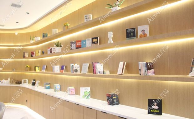 沈阳玛恩皮肤专科门诊部展览区