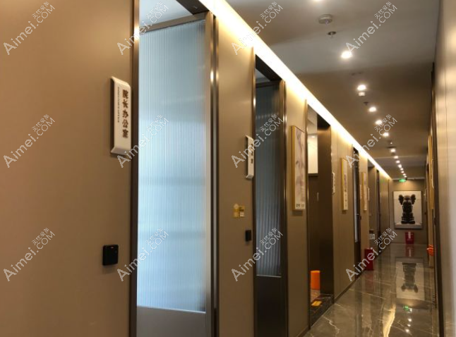 林靖医生采用睫毛根部切口的手术方式 林靖医生采用睫毛根部切口的手术方式